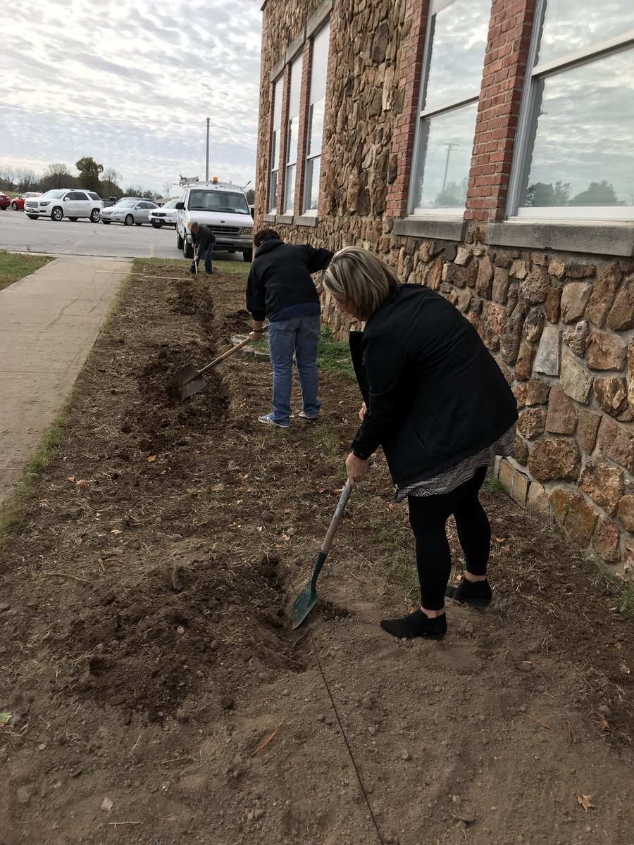 nicholson_net's tweet photo. Shout out to @kariejulian , J, Randy, and Christa for doing the dirty work so students can plant red tulips! #drugfree #agpiratepride https://t.co/1mJhGrD7Lw