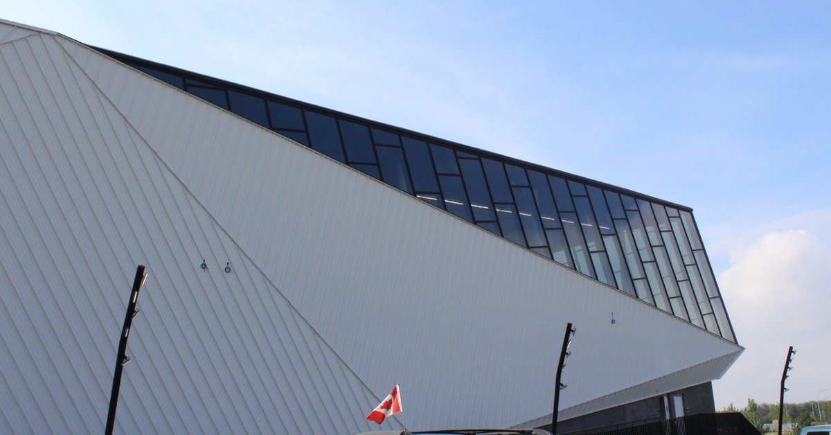 allweatherhome's tweet photo. Happy Monday! 📷 of the curtainwall at the Emerald Hills Leisure Centre in Sherwood Park, AB by @AWWCommercial: https://t.co/eZdi1tLUfY https://t.co/8Zwl1pTB0C