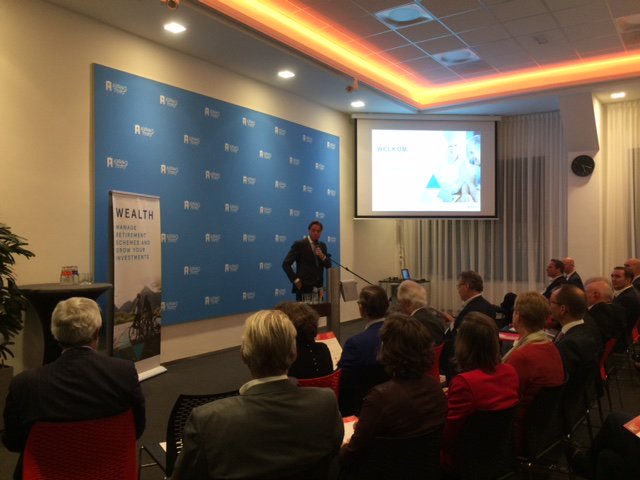 nicole_ubink's tweet photo. @DA_Mercer David Sanderse opent bijeenkomst met David Knox , auteur #MMGPI, over de impact van het regeerakkoord op ons pensioenstelsel. https://t.co/QOQdBViPev