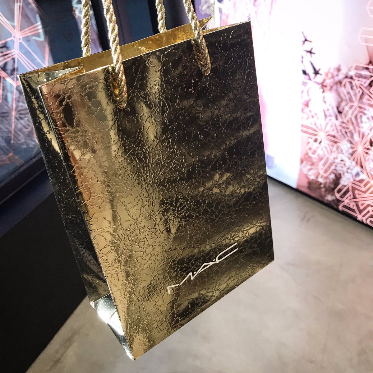 BrianKrijgsman's tweet photo. oooh look at that ๐๐
#fancybag #maccosmetics #snowball #limitededition #collection #makeup #cosmetics #london #soho https://t.co/6qrrchqQN6