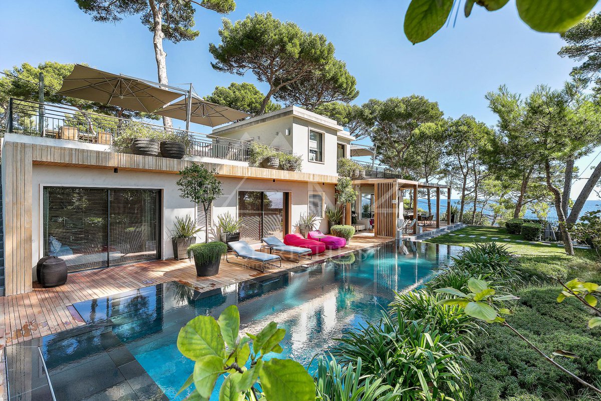 Michael_Zingraf's tweet photo. #Sale #FrenchRiviera #CapDAntibes #ContemporaryProperty #SeaView #LandscapeGarden #LuxuryRealEstate
Full story here: https://t.co/khEQrW933Q https://t.co/3XGmK4DJYl