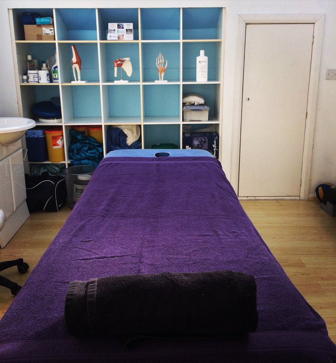 PureHealthPhys's tweet image. We’re @ Physique Warehouse Gym in W.Molesey today til 7pm. Why not drop by for a treatment session &amp;amp; free up some movement in those joints?