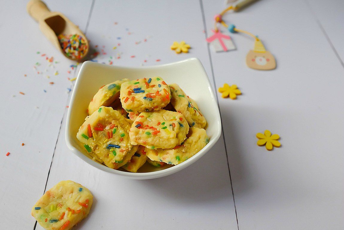 Wer bekommt hier keine leuchteten Augen? Bunte Mini-Mürbeteigkekse buff.ly/2A1zaPs #foodblog