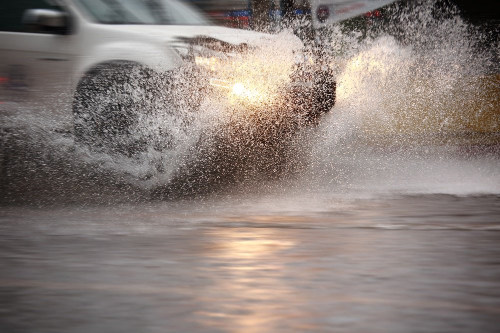 Les citoyens sont invités à réduire leur vitesse à l'approche d'accumulation d'eau sur les routes. Merci de votre collaboration! #Gatineau