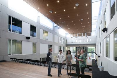 Drukte in de gangen van het nieuwe Augustinianum Eindhoven dlvr.it/PyM8Yv