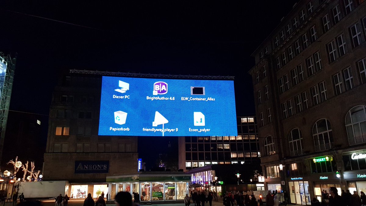 PetraDuerer's tweet photo. #Lichtwochen #Essen 😎😂 https://t.co/sdLe1gyNar