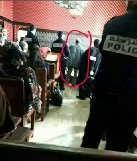 image poignante, Ahmed Alkhatabi (Äaizi Ahmed), le vieux militant rifain originaire de Tamassint devant le tribunal de Tetouan. #Hirak