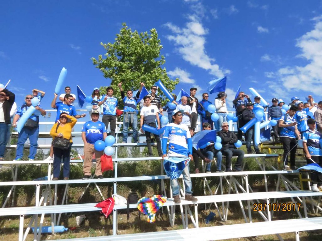 La_Galucha's tweet photo. Los Bravos del Morro alentando a su San Marcos en estadio de San Bernardo. Hasta ahora jugarían final de la B con La Calera. https://t.co/QyQBgkYv4C