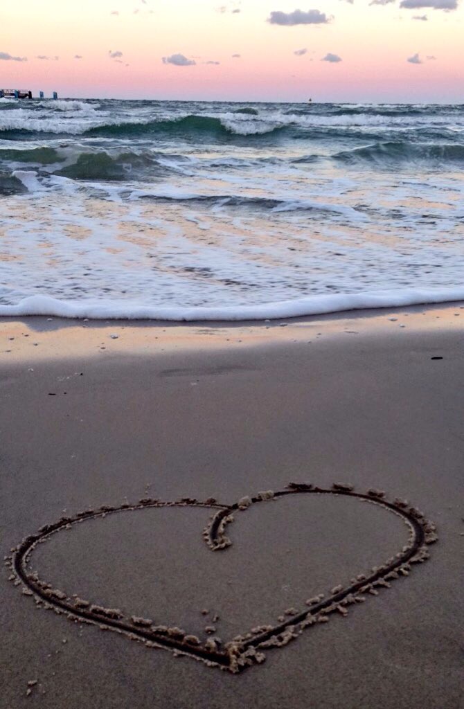 upon_a_girl's tweet photo. spread some love wherever you go ♡ #LOVE #vacation https://t.co/etQZPcdwK8