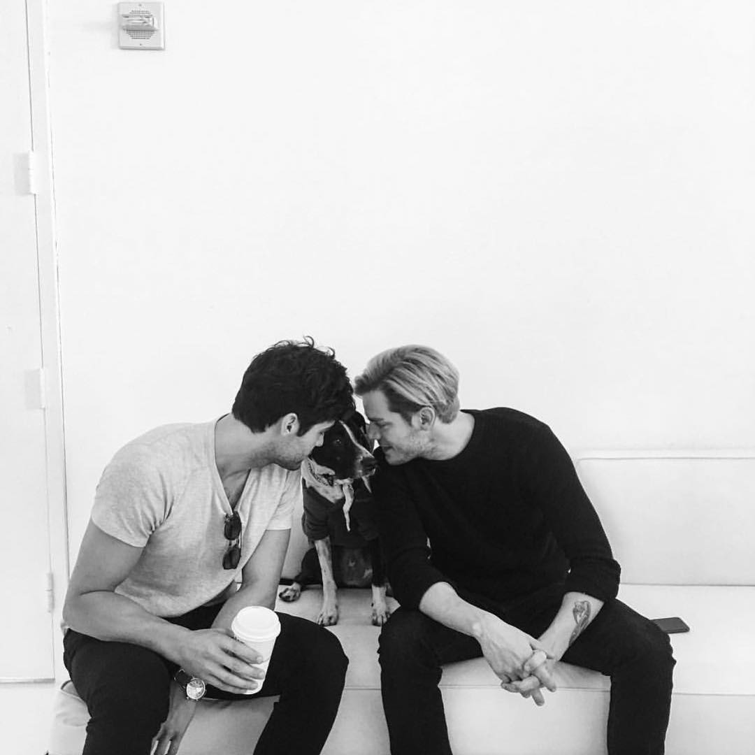 JalecSquad's tweet photo. It looks like #Sherdario have made a new friend! Isn't this the cutest picture ever? (via Stricola on IG) #Shadowhunters  #Parabatai https://t.co/cpEgcQ3ZUc