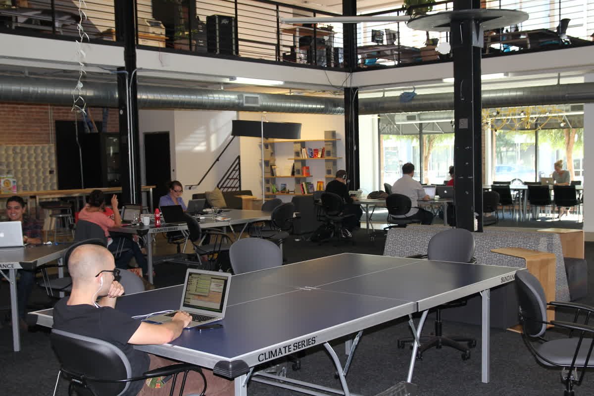 R_hyv's tweet photo. ⚡ How #officedesign can catalyze an #innovative #culture via @BrookingsInst https://t.co/WBsCyNkRKc https://t.co/dztFmfnIBc