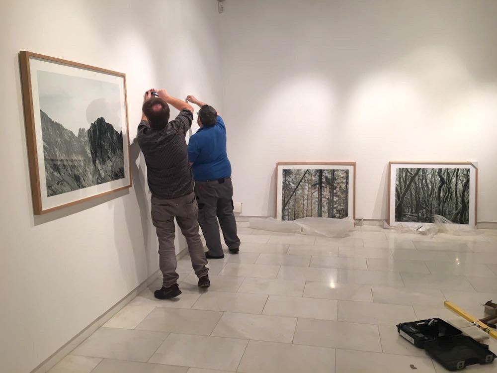 BegiraPhoto's tweet photo. Ahora mismo en el montaje de "La construcción del paisaje" de Fernando Maselli en Photomuseum de #zarautz 
#BegiraPhoto https://t.co/82NNfhZL9L