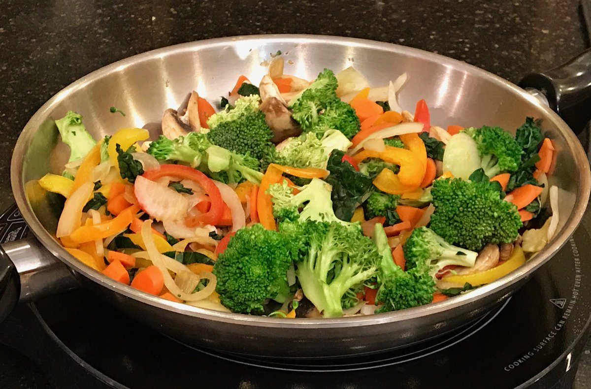 CampbellEspanol's tweet photo. Los vegetales ligeramente salteados con caldo vegetal o vino blanco, son exquisitos. Retienen su sabor y valor nutricional. #libredeaceite https://t.co/xte2D0kW2P