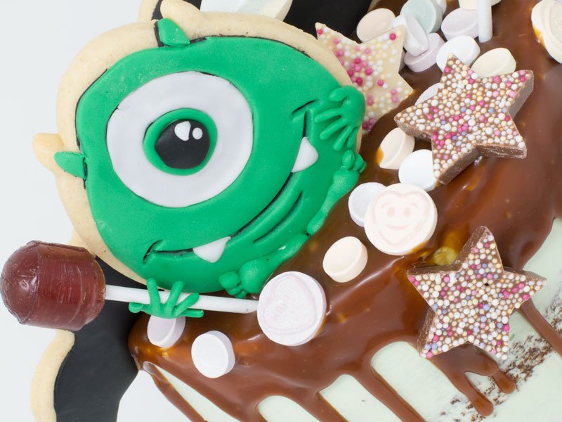 juliettes_cakes's tweet photo. A cute little #Halloween #Dripcake. #Toffeecake with some cute #Halloweencookies https://t.co/zH0YfIcp35