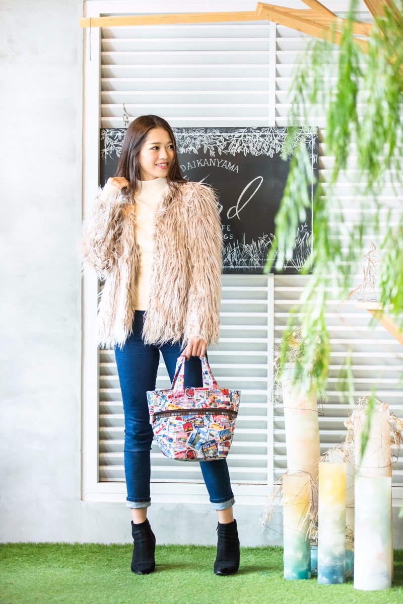 ট ইট র Lesportsac Japan アメリカ各地の地名 や絵柄を 切手のようにコラージュしたポップなデザイン ヴィンテージ感のある風合いが ファーやデニムにマッチして大人可愛いコーデに 明日発売です T Co 5rxlkmiiih