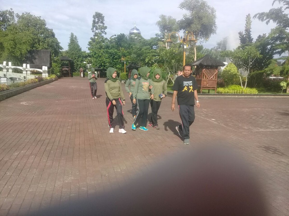 SatpolppPwk's tweet photo. @DediMulyadi71 @Koes59 Kasatpol berolahraga pagi di sekitaran taman pasanggrahan padjadjaran. https://t.co/lyA96syNKA