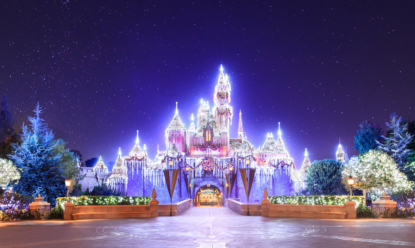 ディズニー公式 11月10日から始まるカリフォルニア ディズニーランド リゾートのクリスマス ホーンテッドマンションやワールド オブ カラー 花火ショーも特別バージョンでお届けします 18年1月7日まで T Co 0u0s0b6aqv カリフォルニア