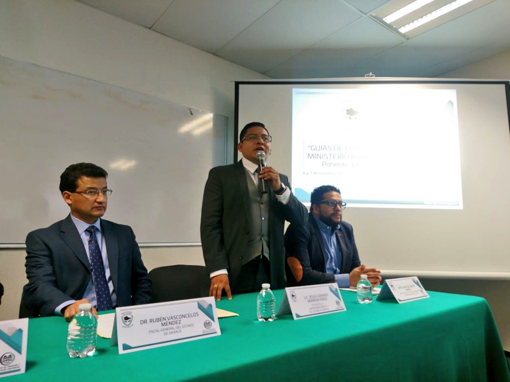 JesusGHerreraP's tweet photo. Agradezco al Dr. @RVasconcelosM la invitación al curso "Guías de Litigio para @FISCALIA_GobOax y @defensoria_oax "  del Dr. Javier Carrasco. https://t.co/0MGu4c3hGN