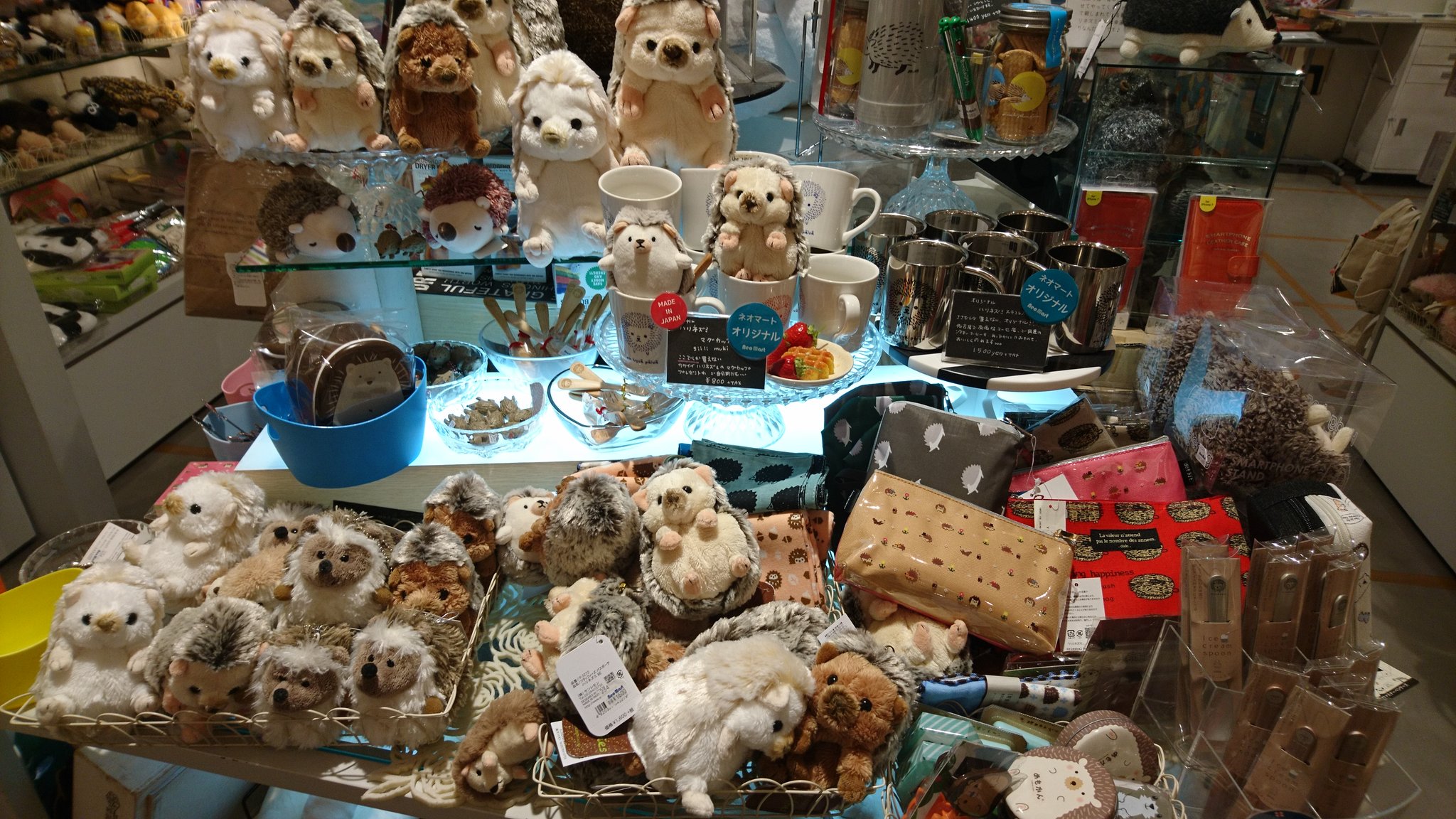 サンレモン 京都河原町のネオマート河原町店 ハリネズミのぬいぐるみをたくさん展開しています
