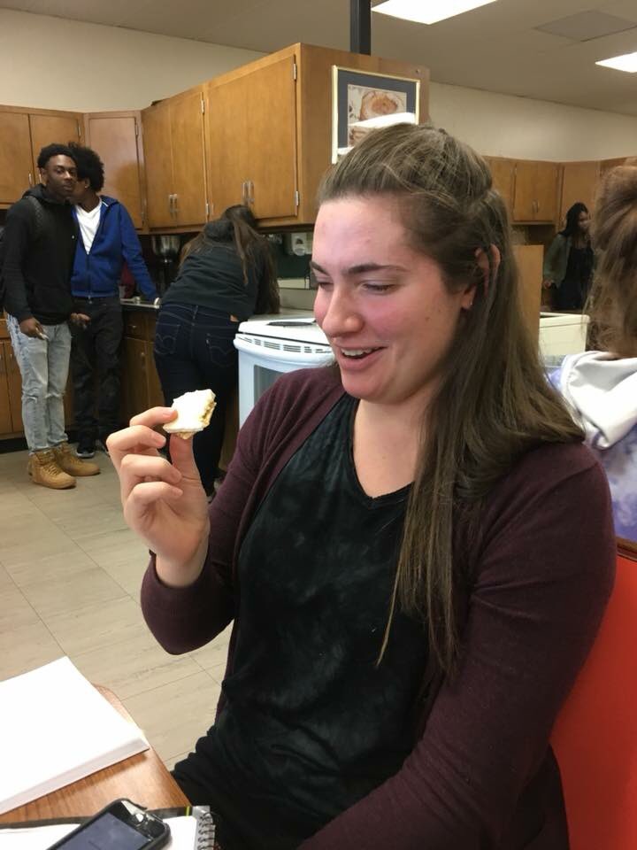 CaseFrenchClub's tweet photo. From quiches to trying Brie cheese,(elle n’etait pas amusée) Larson’s french club cooked their way to victory with a french lunch! Yum! 😋 https://t.co/hPsepKduA3