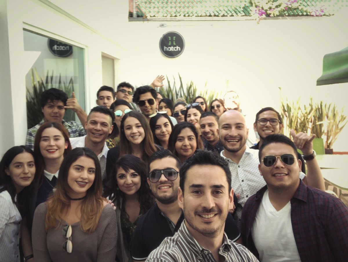 HansHatch's tweet photo. Con los estudiantes de Mercadotecnía de la @UABC_Mx que vinieron a conocer y a que le platicara sobre la agencia @hatchmx_ https://t.co/UspZQZVpBE