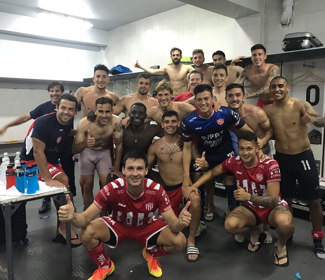 DiegoZabala18's tweet photo. Humildad y sacrificio 💪⚪🔴 y gracias a la gente de velez. Les tengo mucho cariño! Sin palabras 👊 https://t.co/l520EKTHQh