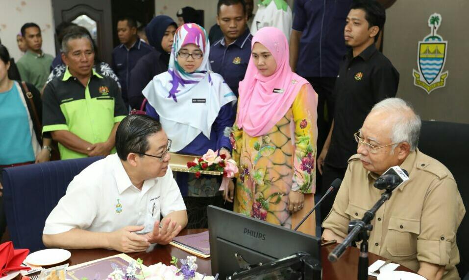 NajibRazak's tweet photo. Tiba di P.Pinang utk tinjau keadaan &amp; lawat mangsa banjir.Sama2 kita hulurkan bantuan, pastikan keperluan asas cukup, semua selamat &amp; selesa https://t.co/vBmHSjjHf1