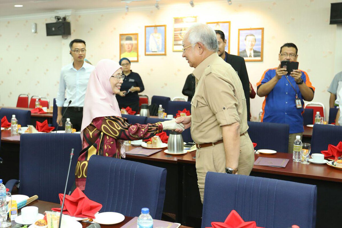 NajibRazak's tweet photo. Tiba di P.Pinang utk tinjau keadaan &amp; lawat mangsa banjir.Sama2 kita hulurkan bantuan, pastikan keperluan asas cukup, semua selamat &amp; selesa https://t.co/vBmHSjjHf1