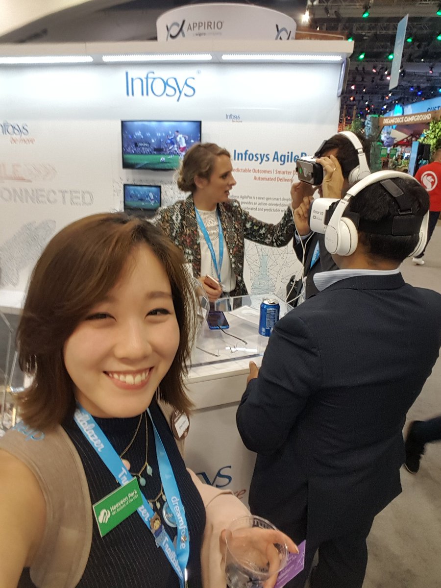 heeyeonp's tweet photo. Checking out the other vendors at customer expo #infosysatdf https://t.co/se85lEcKKz