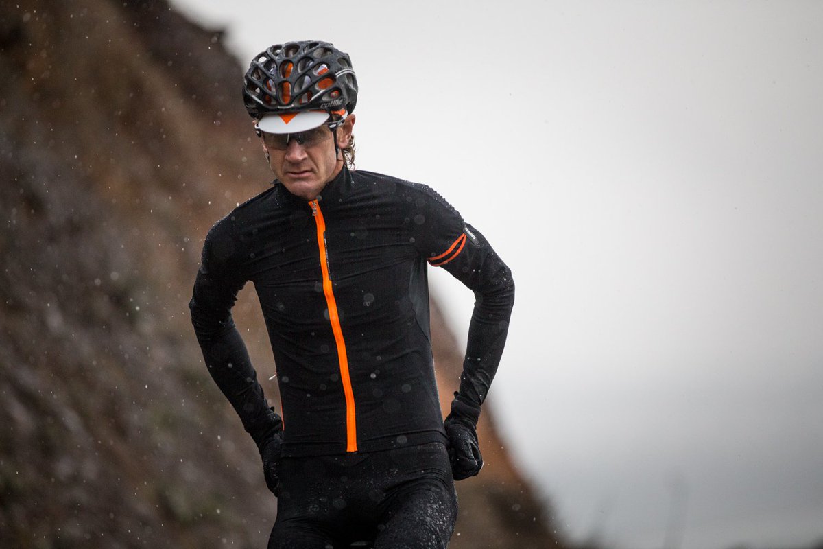 AboveCategory's tweet photo. Le fond de l’air est frais, and thus, we turn to a shop favorite, the impeccably versatile @Q36_5 Hybrid Que Jersey: https://t.co/sRIYv2KirD https://t.co/RgRppiaAnU