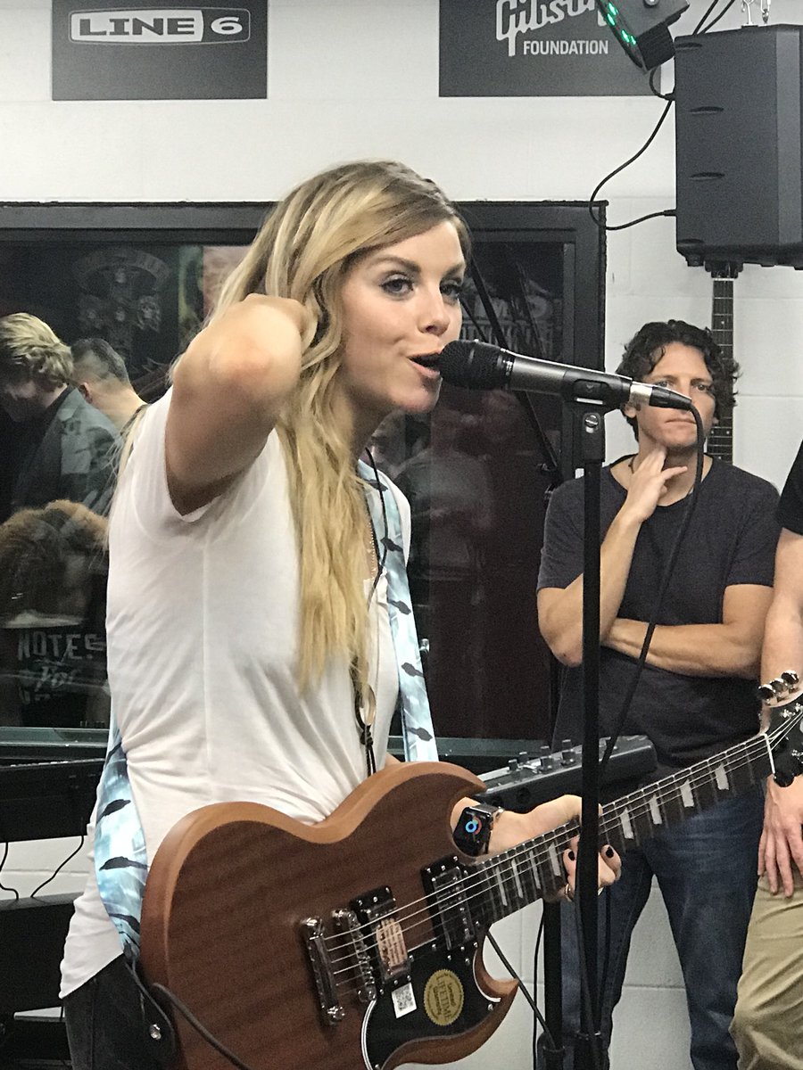 Think_Country's tweet photo. @lindsayell was fabulous at #Notes4Notes https://t.co/8GKd0qLCE0