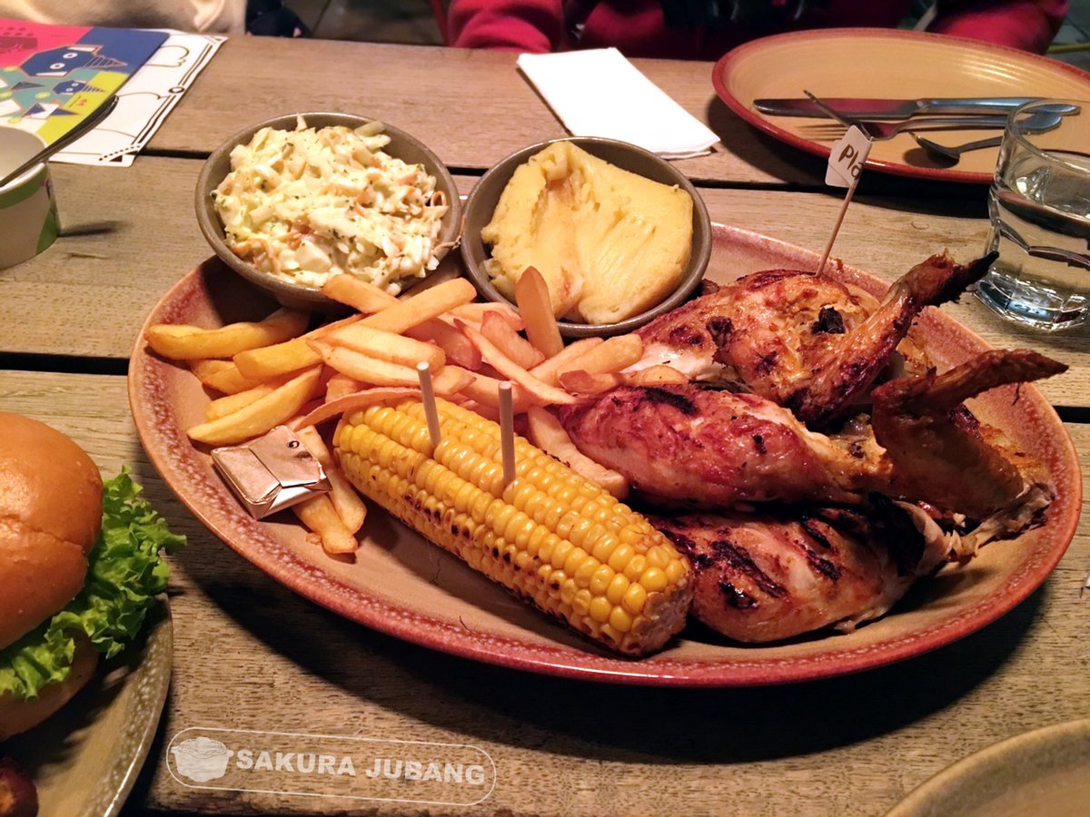 sakurajubang's tweet photo. 🐔#Nandos . #FullPlatter (#wholeChicken 😆 & 4 sides) #nandosChicken #chicken #wholeChicken #coleslaw #mash #cornOnTheCob #chips #난도스 #난도스치킨 https://t.co/zG2EY2OblK