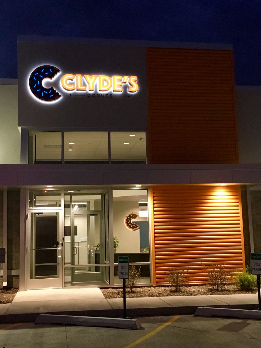 ClydesDonuts's tweet photo. At least some good can come from the end of daylight savings time... #itsdark #checkoutthosesprinkles #DaylightSavingsTime #SmilesAllAround https://t.co/rOyHxyVLMq