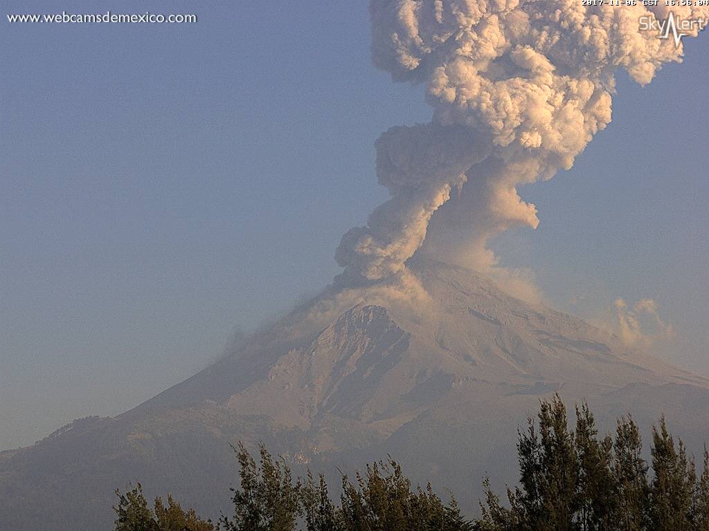 Popocatepetl_MX's tweet photo. NO es "exhalación" cuando tienes una señal sísmica de esa amplitud, columna eruptiva +2 km y fragmentos sobre laderas, es EXPLOSIÓN. https://t.co/O7QGjDik1j