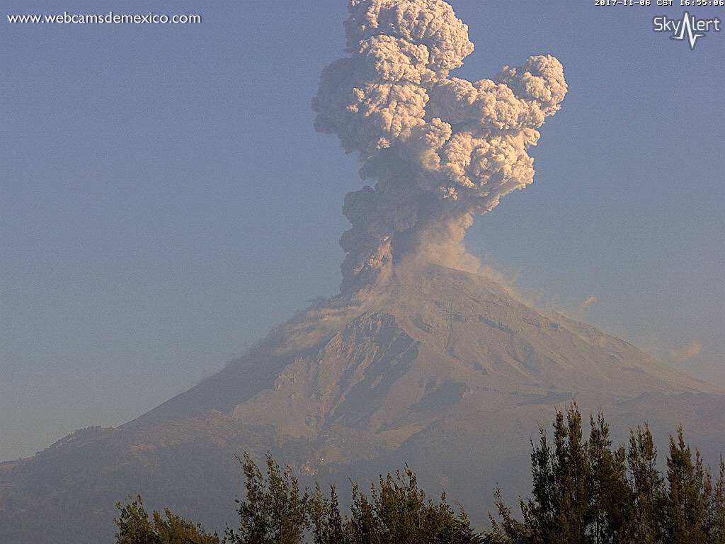 Popocatepetl_MX's tweet photo. NO es "exhalación" cuando tienes una señal sísmica de esa amplitud, columna eruptiva +2 km y fragmentos sobre laderas, es EXPLOSIÓN. https://t.co/O7QGjDik1j