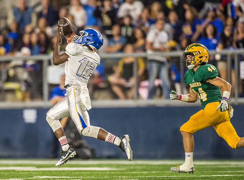 terrancejack's tweet photo. @FVHS_Athletics @BaronNews @FVBaronFootball Game photos from #2017bellgame https://t.co/c4QVh2DhQF #baronsfootball #fridaynightlights https://t.co/mrJDMQSC2y