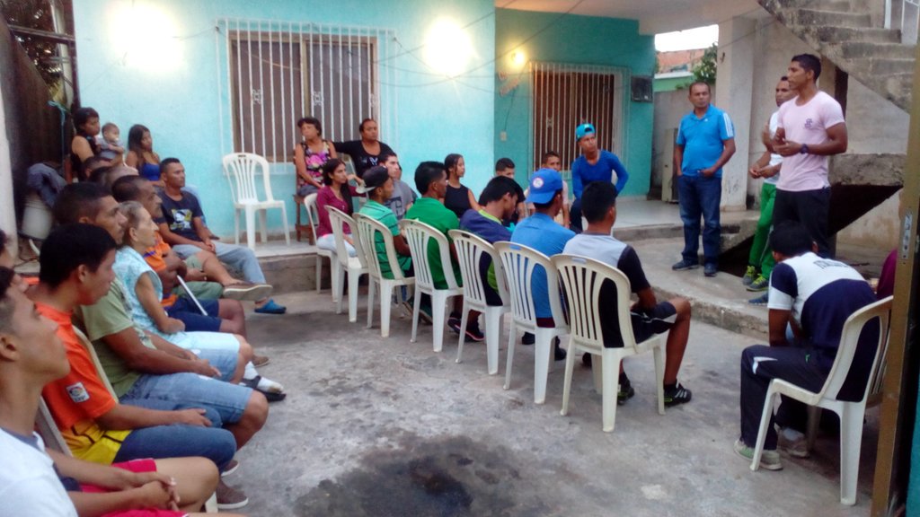 pinooscarr's tweet photo. Reunidos hoy escuchando las ideas de los jóvenes deportistas del Tirano para fomentar las actividades deportivas #SomosAntolin https://t.co/K8kB71LC8O