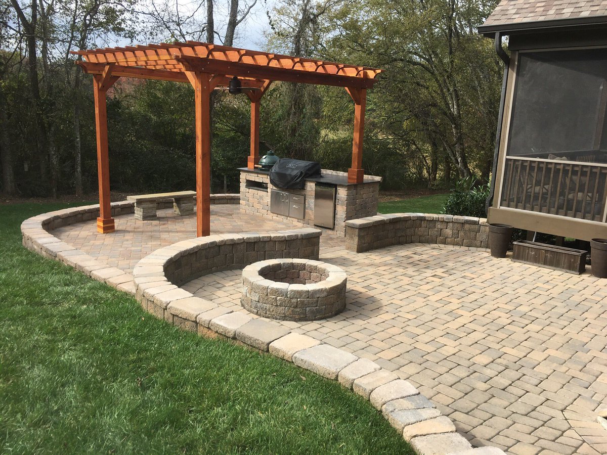 WADEscapes's tweet photo. This job @Belgard #belgardcountrymanorwall #belgardcambridgecobblepaver #belgardwestonwallgrillingstation https://t.co/OVfWF79aK0