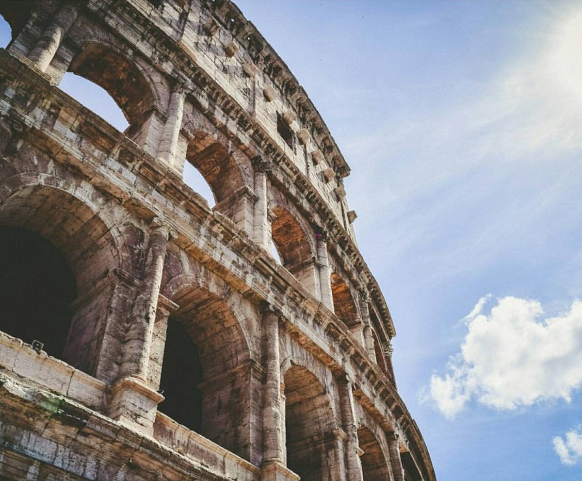 jorgeprampolini's tweet photo. Passeggiare per roma per lo scatto perfetto #collosseo #Roma https://t.co/oyxdib5qXc