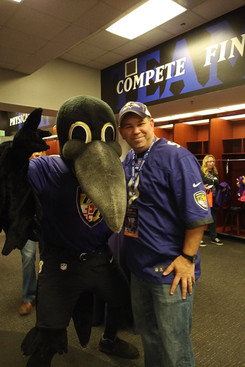 FirePix1075's tweet photo. Hanging with @mom2boy @_tonyjefferson @Ravens (Cheerleaders) @DunkinBaltimore #Poe #GoRavens! #strongsecondhalf #Donuts #Munchkins https://t.co/PIp22LQUwD