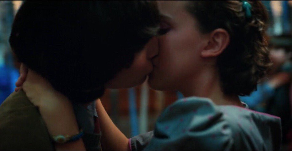 KarollinaOk's tweet photo. Millie disse que foi ela quem deu a ideia do beijo entre Mike e Eleven na cena final de #StrangerThings. https://t.co/1SZHzoLi82