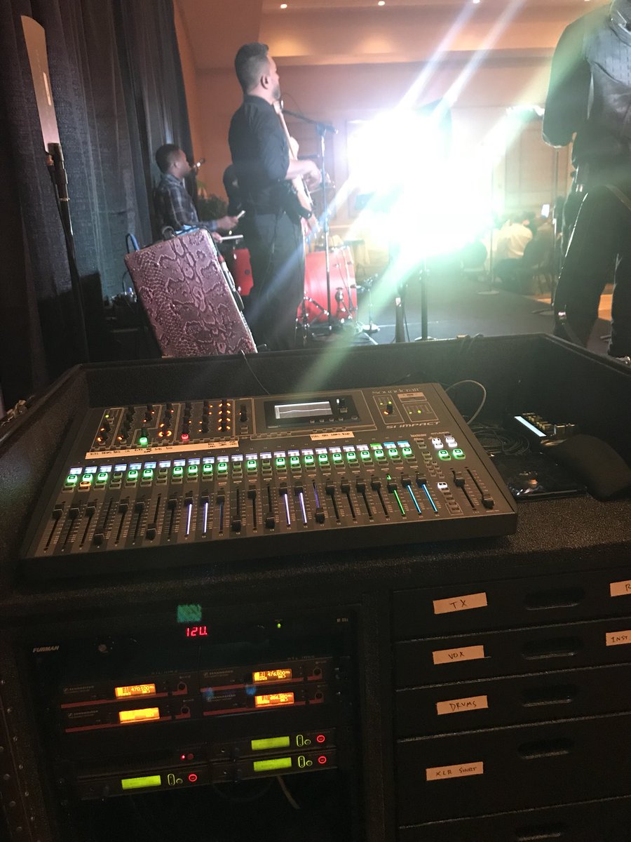 recteclive's tweet photo. Hey @SoundcraftUK just another day of NOT using your iPad app cause you can’t seem to update. https://t.co/iaImjWxf31