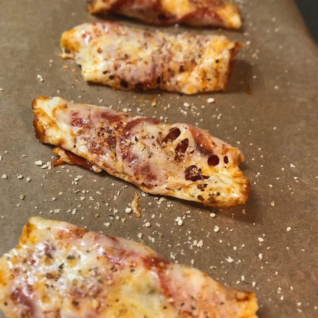 _avoketo's tweet photo. Pepperoni & Cheese Roll - a tasty 5 minute Keto-Snack.
#ketosnacks #lchf #keto #kidapproved #quickrecipes #easyrec… https://t.co/53yfpNSzAq https://t.co/zGgHteObOD