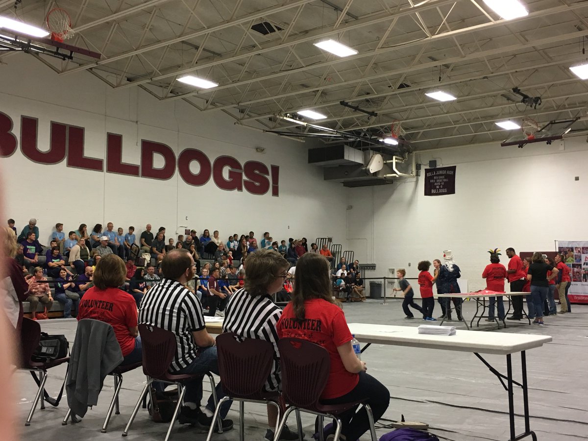 FTC_team6168's tweet photo. Love watching our kids doing outreach by helping to INSPIRE young minds in STEM! FIRST Rocks 😄 #FIRST #ftc #ftcmo #fll #omgrobots #outreach https://t.co/VVSeiUiUEX