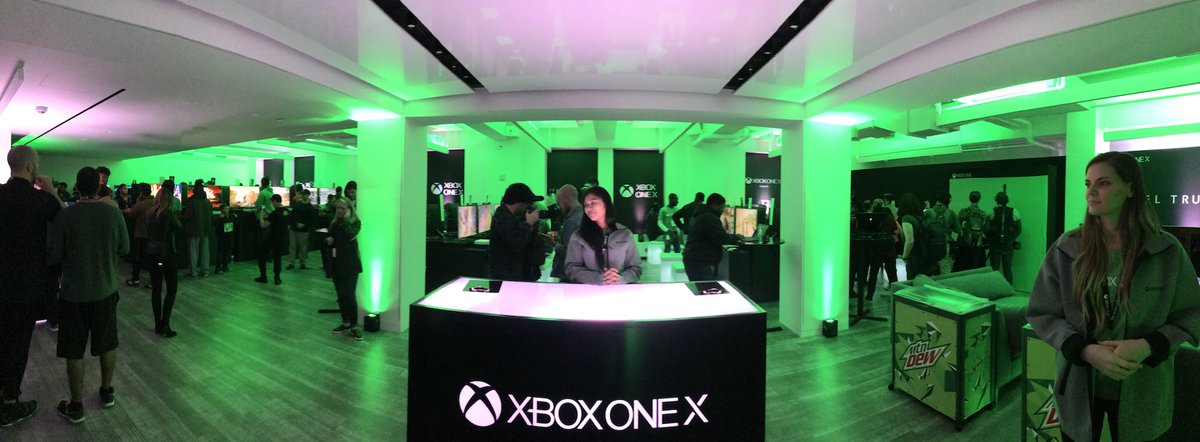 FFXVEN's tweet photo. We’re counting down the minutes till the #XboxOneX launches 🚀 with the fans! #ffxv is beautiful in 4K resolution! ➡️ https://t.co/9UDdGkD1Ir https://t.co/rNoVZPA7mn