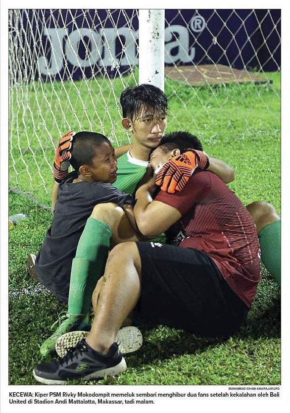 bonekcasuals's tweet photo. Foto ini sangat bagus. Banyak arti untuk sepakbola. #respect via @JawaPos_Sport https://t.co/wJslt7zYAh