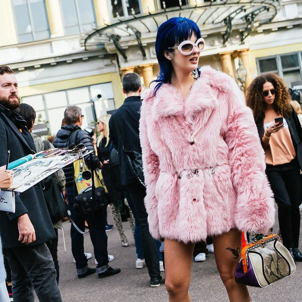 WalkingCanucks's tweet photo. Paris Fashion Week SS18
@sitabellan .
.
📸: @walkingcanucks

#pfw #parisfashionweek #fashionweek #paris #streetstyle #streetfashion #streets… https://t.co/bAx2HKLHlm