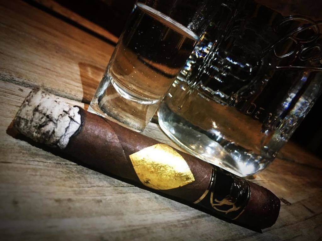 victorervin's tweet photo. Long ass day, glad it is over.  #moonshinemonday #cavaliergenève #cigars #cigaraficionado #moonshine #cigarlife #g… https://t.co/PcNePXOrwv https://t.co/ynhkUreObi