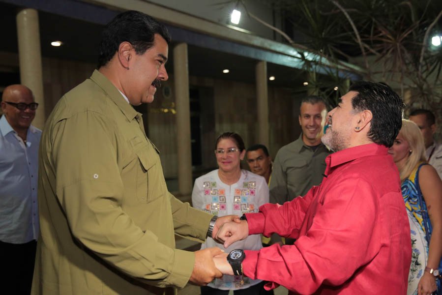 hugbelpsuv's tweet photo. Dos astros: Uno del fútbol y otro de la política. Una sola técnica: EL ALTRUISMO. @NicolasMaduro y Diego Armando Maradona. https://t.co/nPT65isjqe