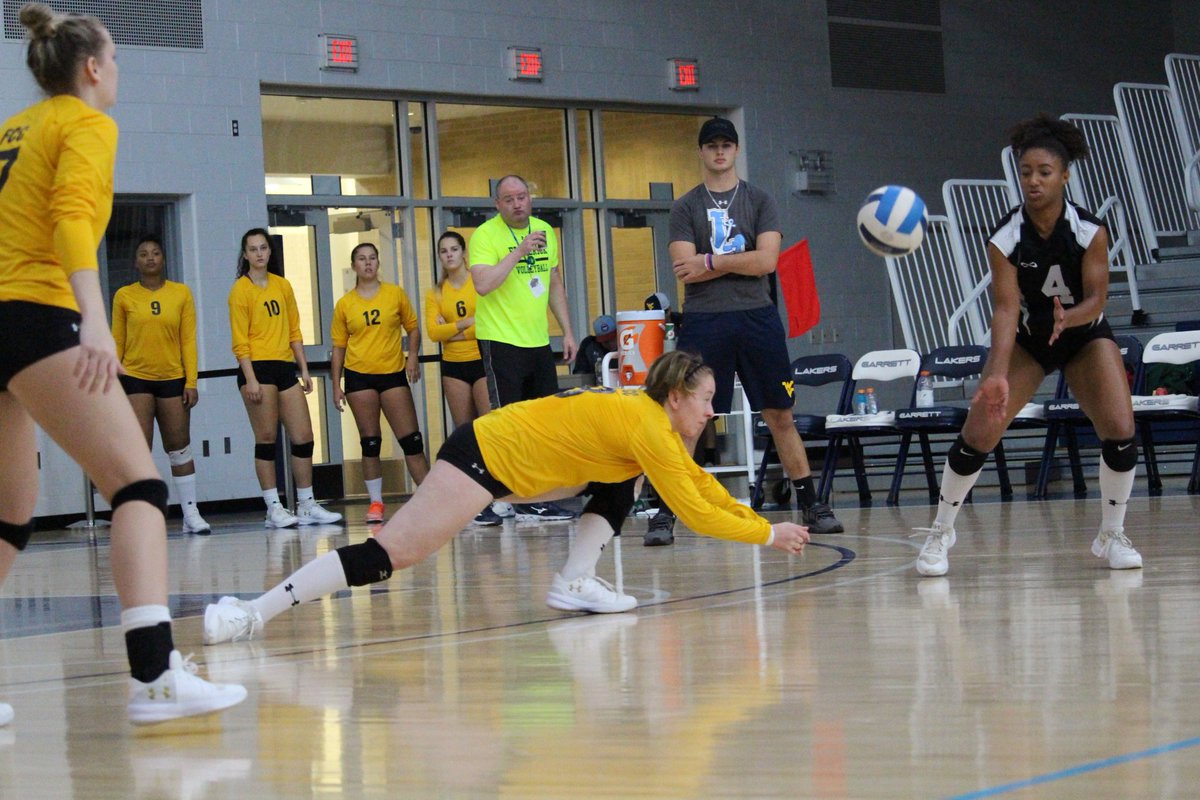 Fcc_Volleyball's tweet photo. Freshman (OH) Noel Snow (MD) making a dig in our Region XX semifinal contest. https://t.co/IyZ7BQxeFn